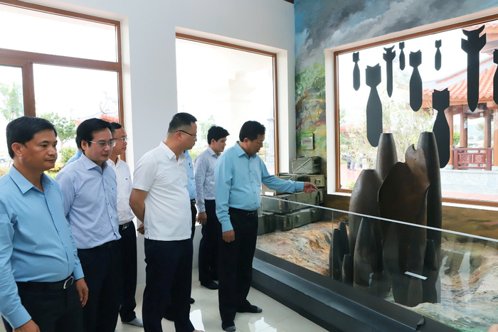  Đoàn công tác thăm khu trưng bày các hiện vật chiến tranh.