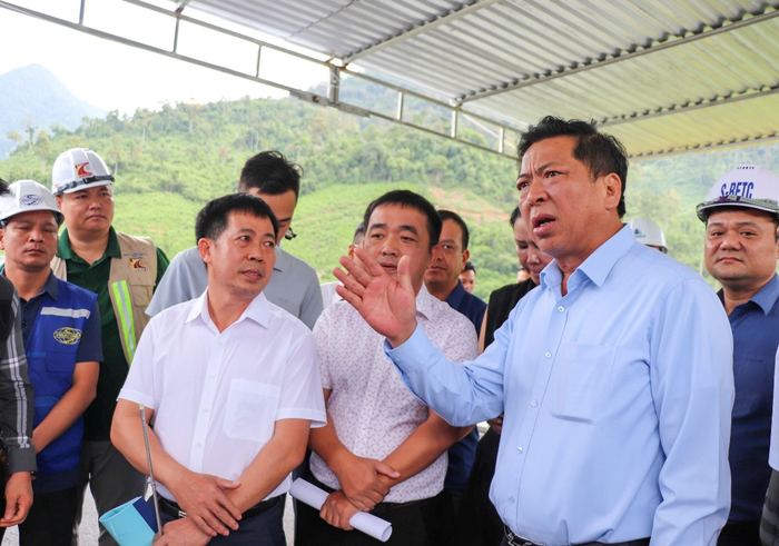 Bộ trưởng Trần Hồng Minh và lãnh đạo Bộ Xây dựng thị sát dự án mở rộng cao tốc Bắc-Nam phía Đông đoạn La Sơn - Hòa Liên. 