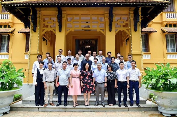 Thứ trưởng Bộ Ngoại giao Lê Thị Thu Hằng và các đại biểu dự cuộc họp. Ảnh: QUANG HÒA