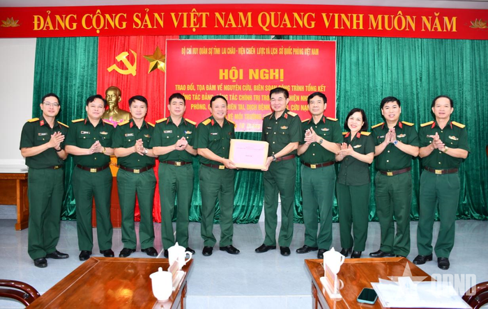 Đoàn công tác của Viện Chiến lược và Lịch sử quốc phòng Việt Nam tặng sách, tài liệu cho Bộ CHQS tỉnh Lai Châu.