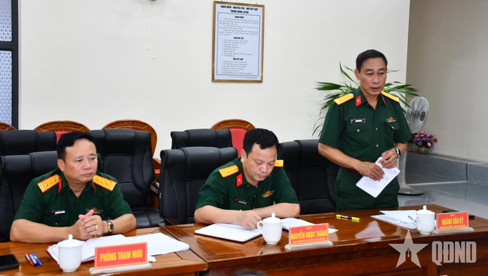 Đại tá Hoàng Văn Kỳ, Phó chỉ huy trưởng, Tham mưu trưởng Bộ CHQS tỉnh Lai Châu phát biểu tại hội nghị.
