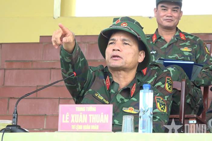  Trung tướng Lê Xuân Thuân, Ủy viên Trung ương Đảng, Tư lệnh Quân đoàn 12 chủ trì buổi kiểm tra. 