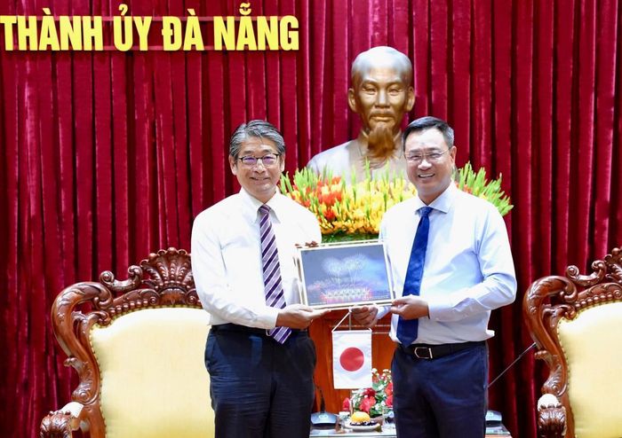 Bí thư Thành ủy Đà Nẵng Lê Ngọc Quang tặng quà lưu niệm cho Đại sứ Ito Naoki.