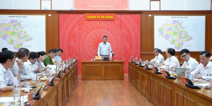 Bí thư Thành ủy Lê Ngọc Quang phát biểu chỉ đạo tại phiên họp.