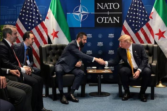 Tổng thống Mỹ Donald Trump bắt tay Tổng thống Syria Ahmed al-Sharaa trong cuộc gặp song phương bên lề Hội nghị thượng đỉnh các nhà lãnh đạo NATO ở Ankara, Thổ Nhĩ Kỳ, ngày 8-7-2026.Ảnh: Reuters