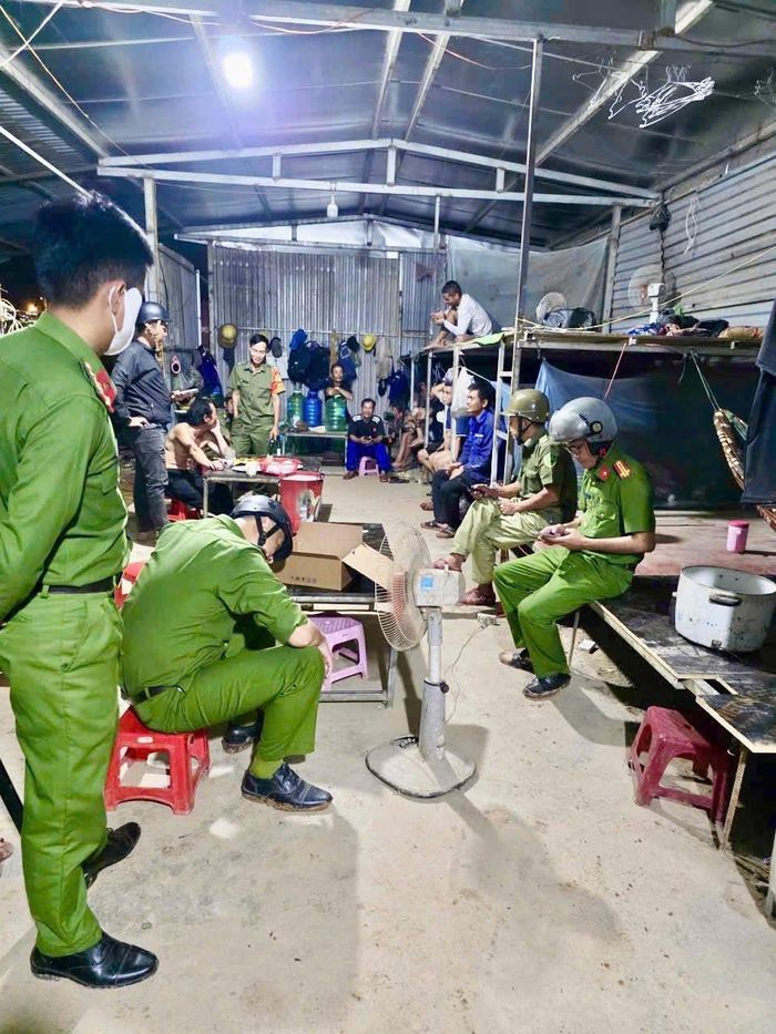 Công an xã Bà Nà kiểm tra các khu nhà ở công nhân, lán trại, tổ đội thi công trên đỉnh khu du lịch.
