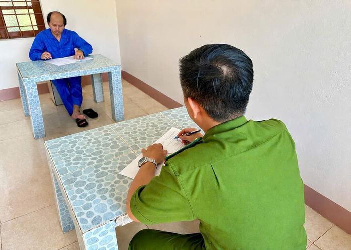 Cơ quan điều tra đấu tranh, ghi lời khai một đối tượng trong đường dây cá độ.