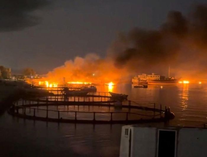Khói bốc lên từ khu vực cảng gần eo biển Hormuz ở Kuhestak, tỉnh Hormozgan (Iran), sau cuộc không kích của Mỹ ngày 8-7-2026. Ảnh: Reuters