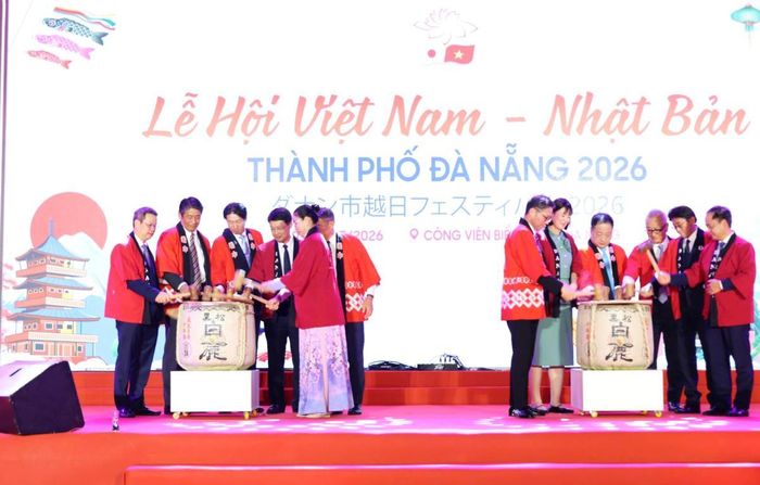 Các đại biểu thực hiện nghi thức đập rươu khai mạc Lễ hội.