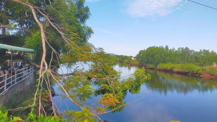 Bến Bà Giày (dòng sông Trầu, Tam Mỹ) liên quan đến “Bến Thất tình”.