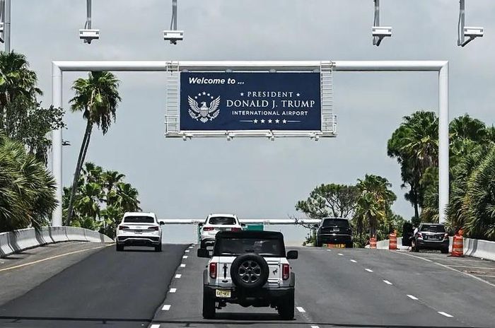 Biển chào mừng mới với dòng chữ "Sân bay Quốc tế Donald J. Trump" được lắp đặt tại lối vào chính của sân bay ở thành phố West Palm Beach, bang Florida, ngày 9-7. Ảnh: AFP