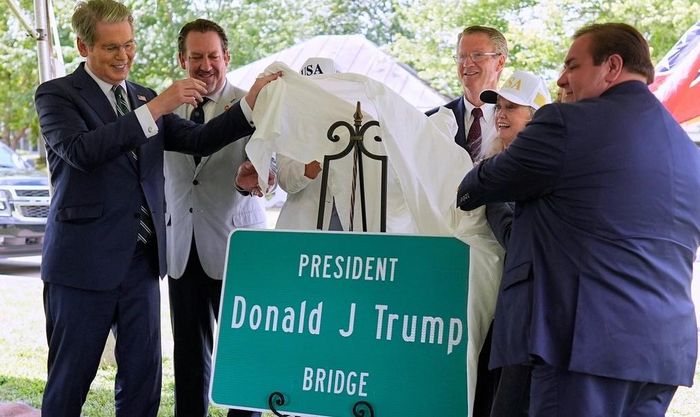 Các quan chức Mỹ công bố biển tên cầu Tổng thống Donald J. Trump ở bang Tennessee ngày 9-7. Ảnh: AP