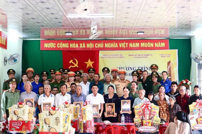 Trao những bức ảnh sau khi được phục chế cho các gia đình liệt sĩ.