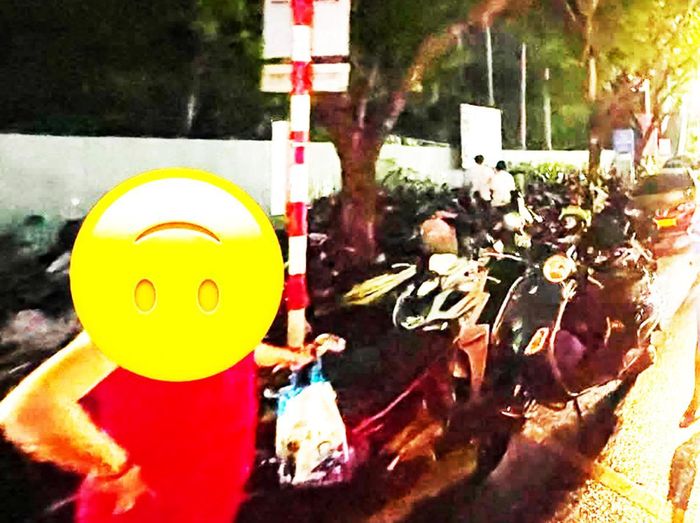 Một điểm trông giữ xe tự phát lấn chiếm vỉa hè và lòng đường Điện Biên Phủ, đoạn phía trước siêu thị.