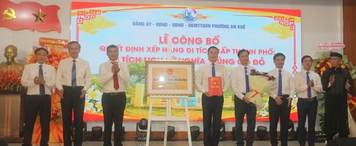 Lãnh đạo thành phố Đà Nẵng trao Bằng xếp hạng di tích cấp thành phố Nghĩa trủng Gò Đồ cho lãnh đạo phường An Khê.