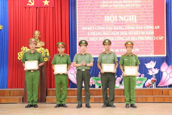 Giám đốc Công an TP tặng giấy khen cho các cá nhân