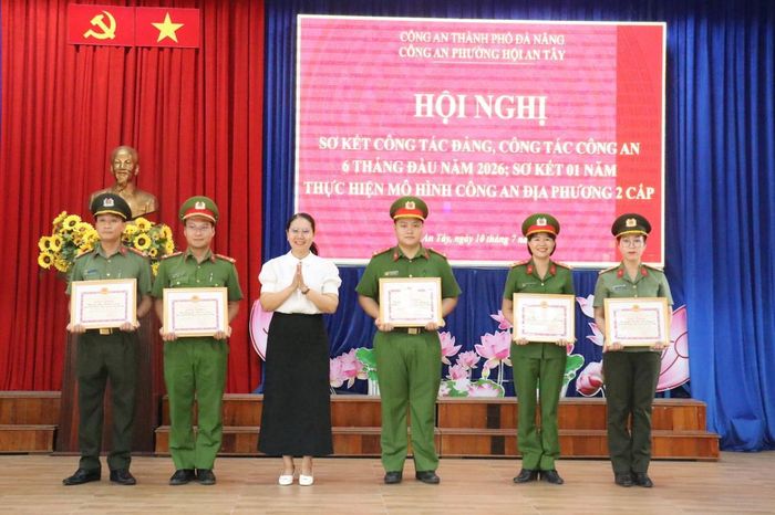 Chủ tịch UBND phường tặng giấy khen cho các tập thể, cá nhân