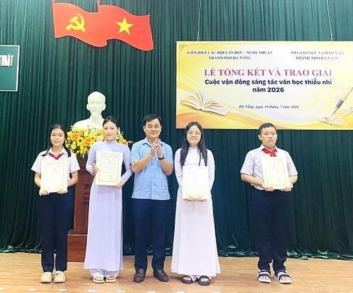 Phó Trưởng Ban Tuyên giáo và Dân vận Thành ủy Đà Nẵng Phạm Hồng Quảng trao giải C cho các em đoạt giải.