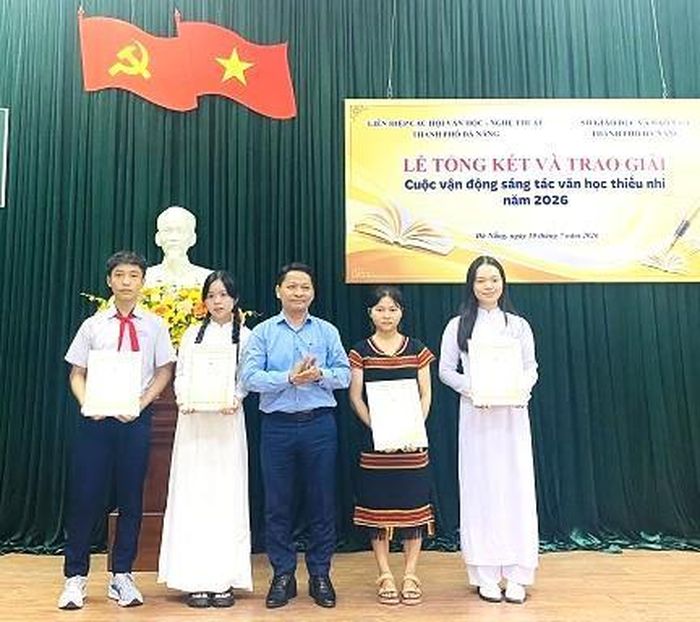 Phó Giám đốc Sở GD-ĐT TP Đà Nẵng Phạm Tấn Ngọc Thụy trao giải B cho các em đoạt giải.