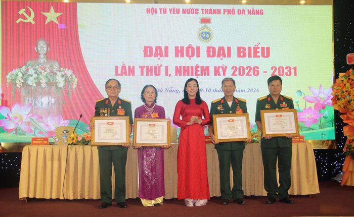 Tập thể và 3 cá nhân Hội được Chủ tịch Ủy ban MTTQ Việt Nam TP Đà Nẵng tặng Bằng khen.