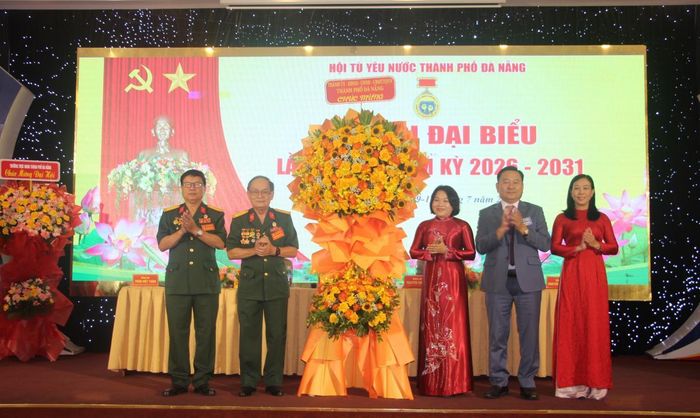 Lãnh đạo thành phố tặng hoa chúc mừng đại hội.