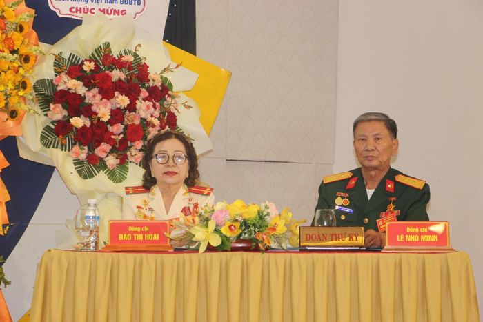 Đoàn chủ tịch, thư ký điều hành đại hội.