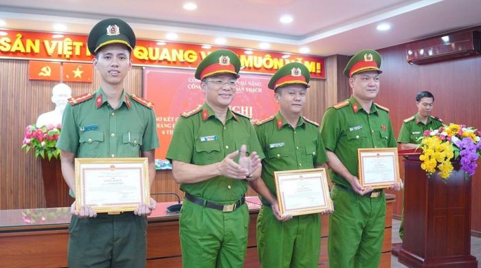 Đại tá Nguyễn Hà Lai - Phó Giám đốc Công an thành phố khen thưởng các cá nhân có thành tích xuất sắc.