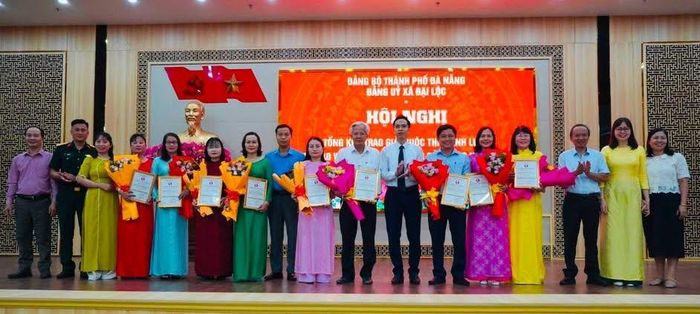 Trao Giấy khen cho 9 tập thể, cá nhân đạt giải cao tại Cuộc thi chính luận về bảo vệ nền tảng tư tưởng của Đảng năm 2026.