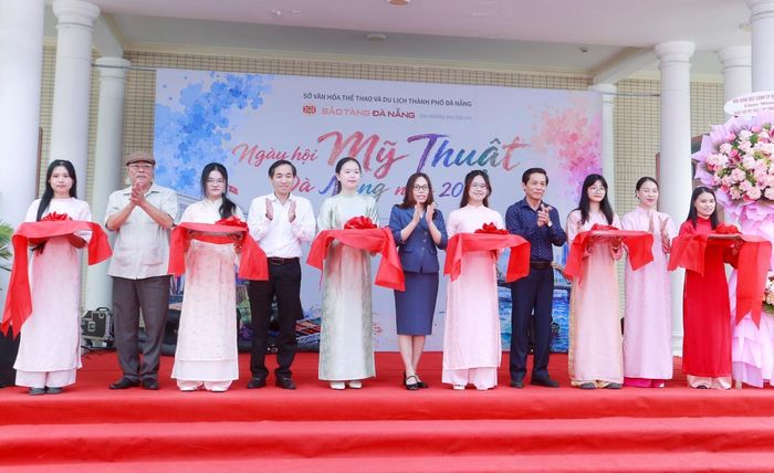 Các đại biểu thực hiện nghi thức cắt băng khai trương ngày hội