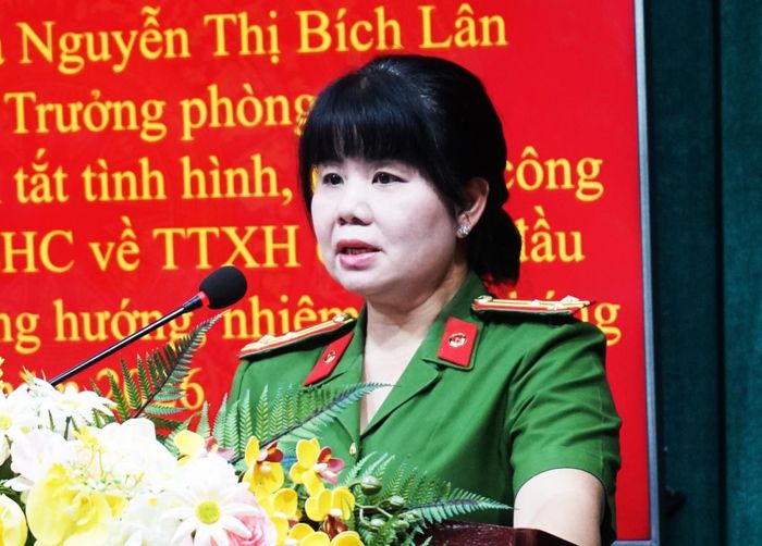 Thượng tá Nguyễn Thị Bích Lân báo cáo tại Hội nghị.