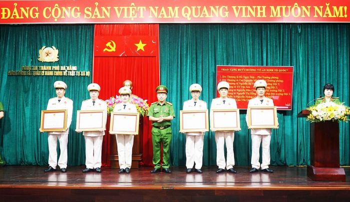 Đại tá Nguyễn Văn Tăng trao Huy chương "Vì An ninh Tổ quốc" cho các CBCS Phòng Cảnh sát QLHC về TTXH.