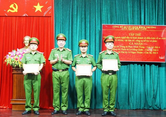 Đại tá Hà Thế Xuyên trao Giấy khen của Giám đốc cho các CBCS thuộc Phòng Cảnh sát QLHC về TTXH.