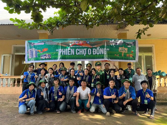  Sinh viên tình nguyện trong 'Phiên chợ 0 đồng' tại Xã Lìa, tỉnh Quảng Trị. 