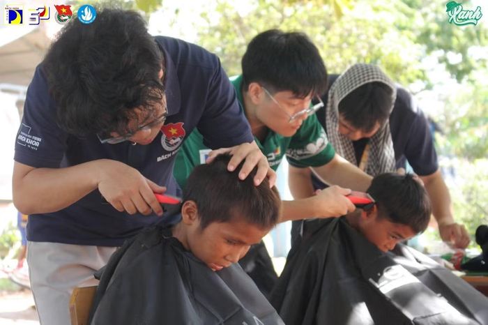  Hoạt động “Cắt tóc cho em” tại Xã Lìa, tỉnh Quảng Trị. 