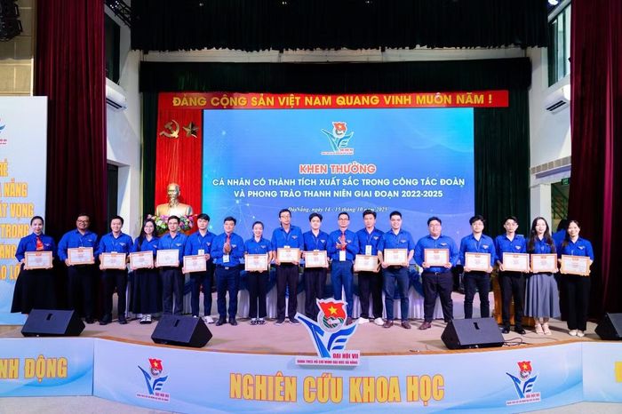 Lê Tú nhận khen thưởng của Đoàn Thanh niên ĐH Đà Nẵng, giai đoạn 2022 - 2026.
