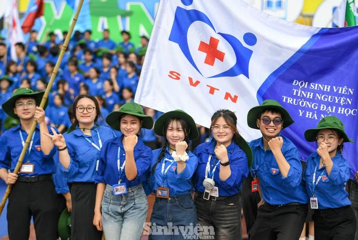 Sinh viên của nhiều trường đại học trên địa bàn Thủ đô lên đường tham gia chiến dịch 'Mùa Hè Xanh'.