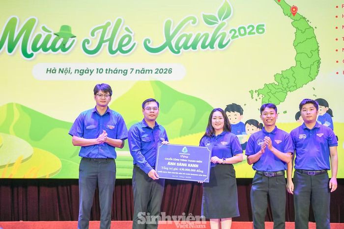 Đoàn Thanh niên - Hội Sinh viên ĐHQG Hà Nội đã trao nguồn lực và các biển công trình thanh niên cho Tỉnh Đoàn Lào Cai.