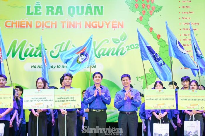 Lãnh đạo T.Ư Hội Sinh viên Việt Nam và ĐHQG Hà Nội trao quà cho các đội hình tình nguyện.