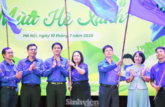 Hơn 1.200 sinh viên ĐHQG Hà Nội lên đường 'Mùa Hè Xanh', mang tri thức đến vùng biên.