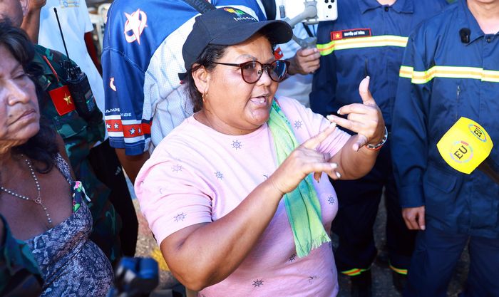  Người dân Venezuela bày tỏ sự cảm ơn tới các chiến sĩ Đoàn Việt Nam. Ảnh: MINH HẢI 