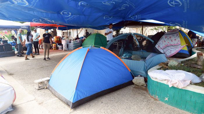  Người dân bị ảnh hưởng bởi động đất ở Venezuela được hỗ trợ dựng tạm lều cư trú. Ảnh: MINH HẢI 