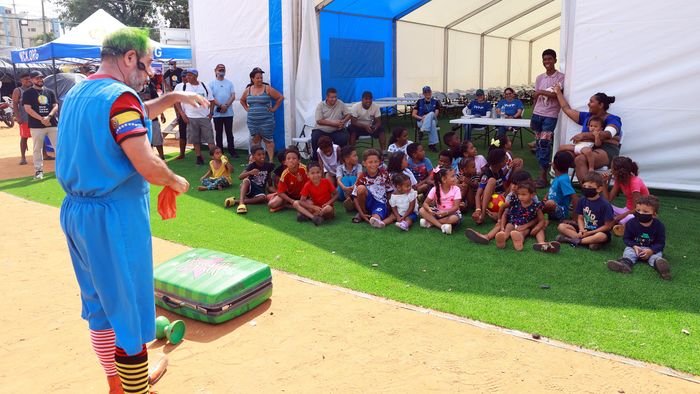  Những đứa trẻ bang La Guaira, Venezuela sau trận động đất được hỗ trợ tập trung. Ảnh: MINH HẢI 