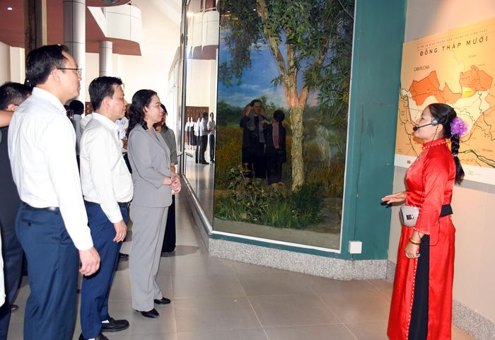  Phó Chủ tịch nước Võ Thị Ánh Xuân cùng các đại biểu tham quan khu di tích 