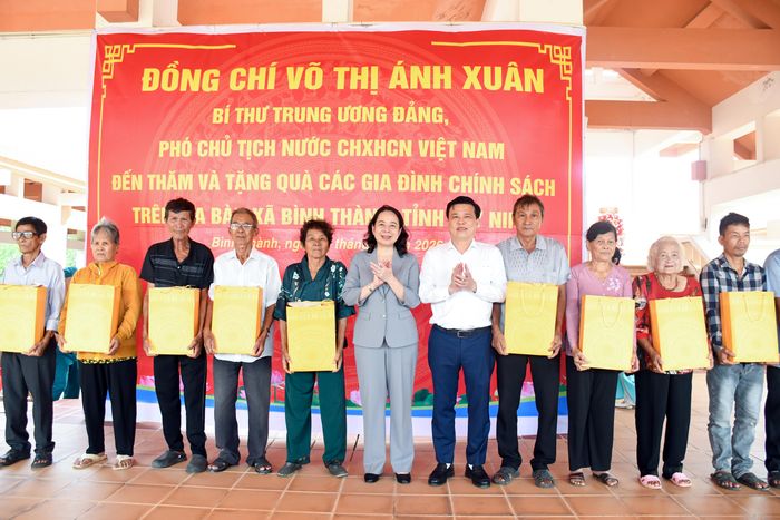  Phó Chủ tịch nước Võ Thị Ánh Xuân cùng lãnh đạo tỉnh Tây Ninh tặng quà cho gia đình chính sách, người có công với cách mạng 