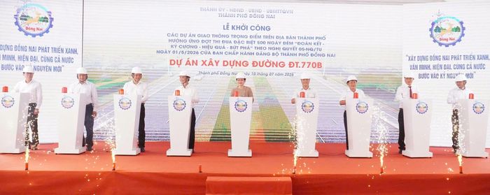 Đại biểu thực hiện nghi thức bấm nút khởi công dự án xây dựng đường ĐT 770B. Ảnh: NÔNG NGÂN