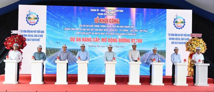 Đại biểu thực hiện nghi thức khởi công dự án nâng cấp, mở rộng đường ĐT769. Ảnh: XUÂN TRUNG