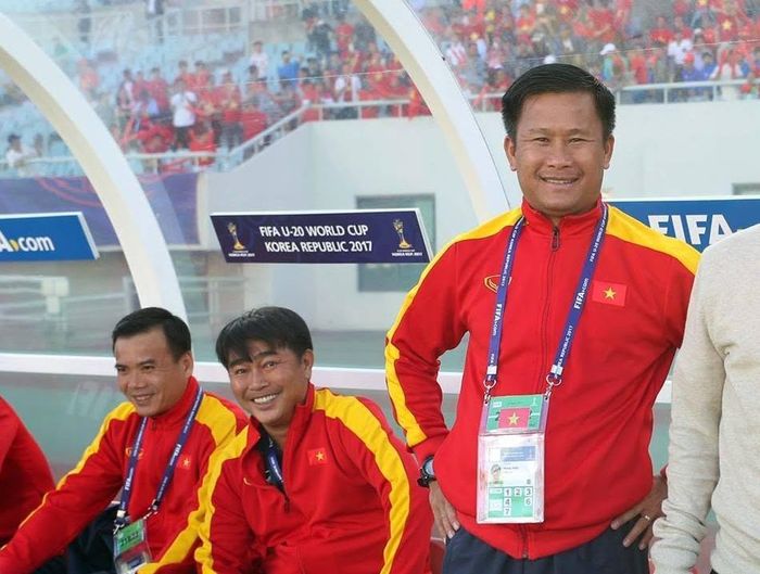  HLV Đinh Hồng Vinh (bìa phải) 