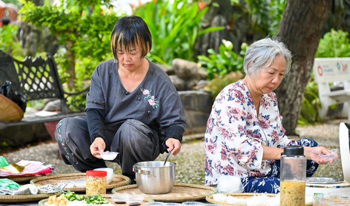  Bà Đỗ Thị Thanh Hường (bên phải) cùng người dân tự tay làm những món chay giản dị, đơn sơ, thể hiện lòng thành kính, tưởng nhớ các anh hùng liệt sĩ 