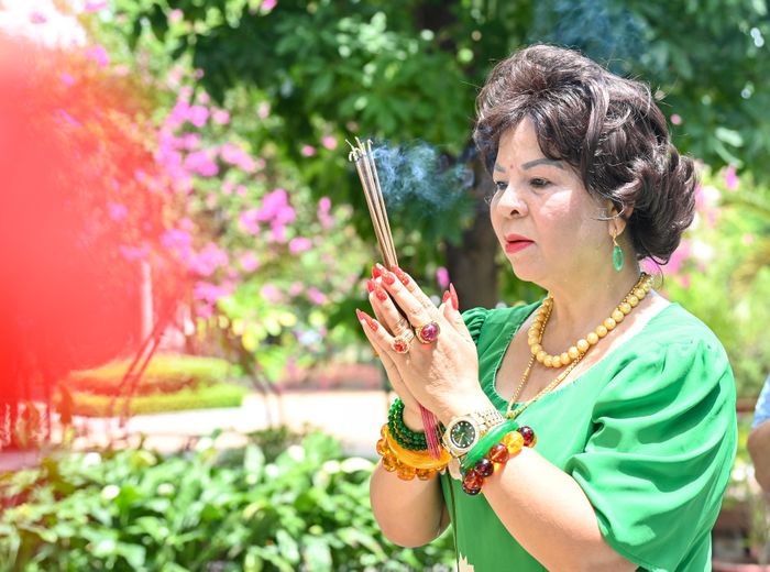  Bà Nguyễn Thị Minh từ TP Hà Nội vào TPHCM dâng hương, bày tỏ lòng thành kính với các liệt sĩ 