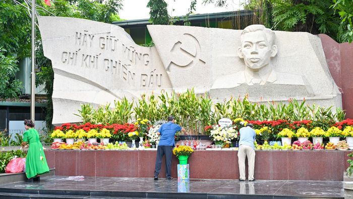  Người dân đến dâng hương tại Tượng đài Cố Tổng Bí thư Trần Phú, nằm trong khuôn viên Công viên Lê Thị Riêng 